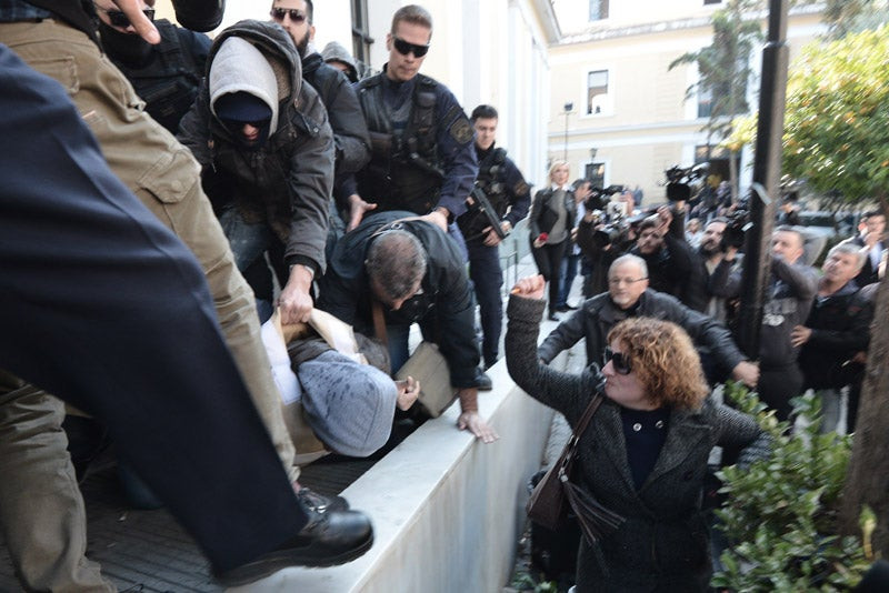 Πλάκωσαν στο ξύλο τον δολοφόνο της Δώρας Ζέμπερη πριν την απολογία του – «Φονιά, να πεθάνεις» φώναζε ο κόσμος (βίντεο)